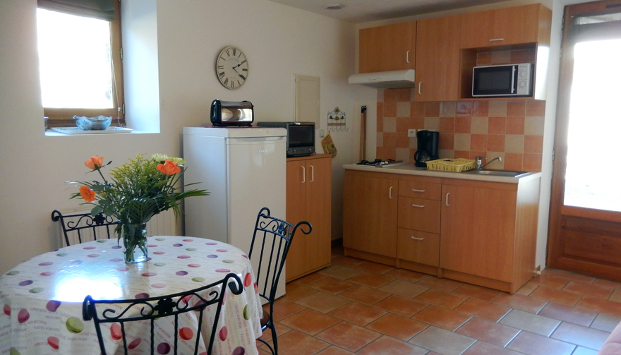 fully equipped fitted kitchen